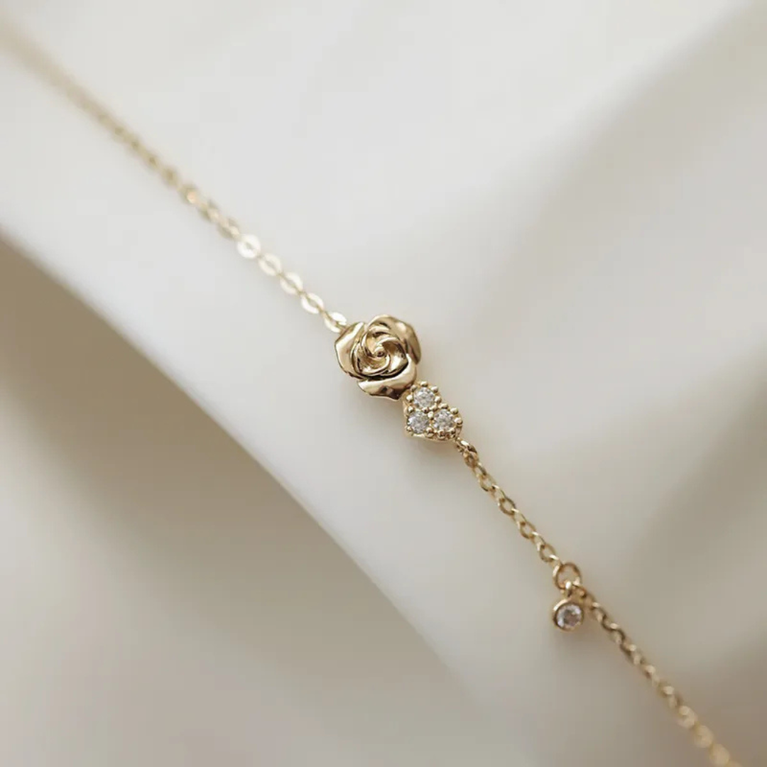 Pulsera dorada con rosa inspirado en La Bella y La bestia