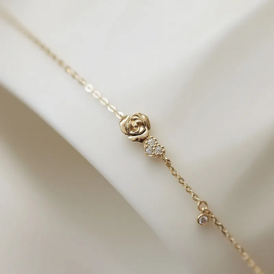 Pulsera dorada con rosa inspirado en La Bella y La bestia