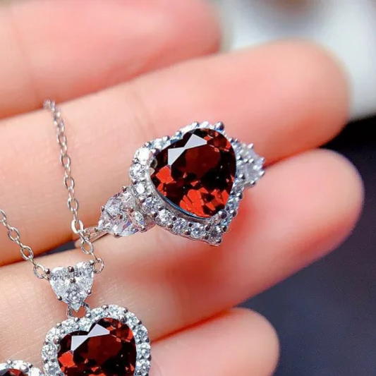 Anillo con corazón rojo inspirado en Blanca Nieves