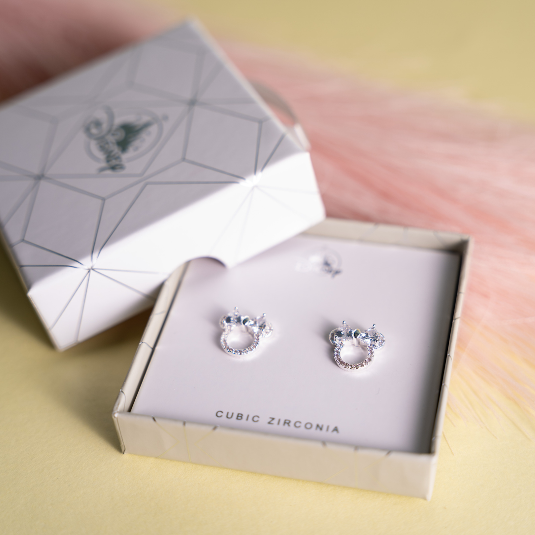 Aretes caja plateados con forma de minnie 1