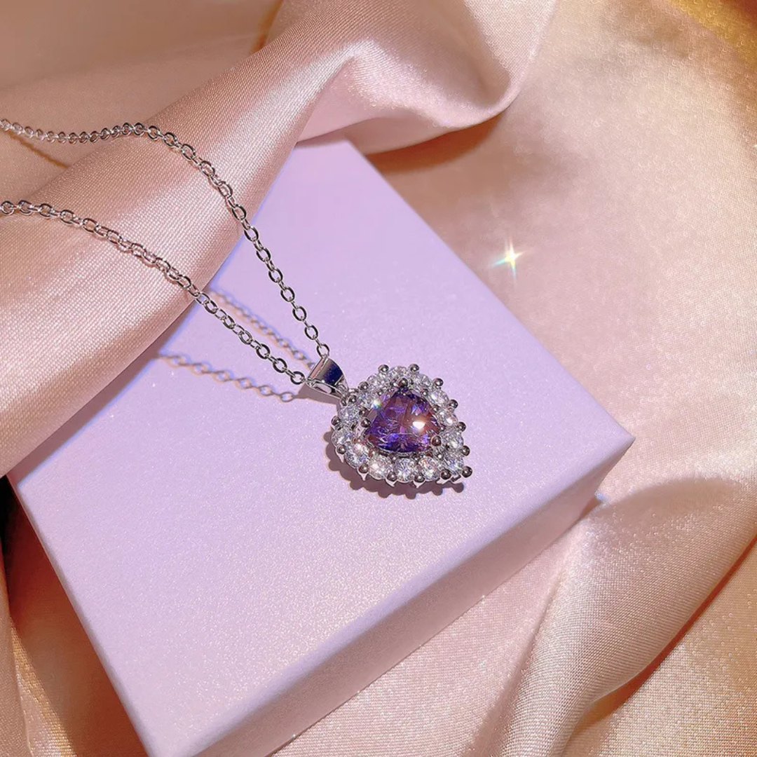 Collar con corazon morado inspirado en Rapunzel