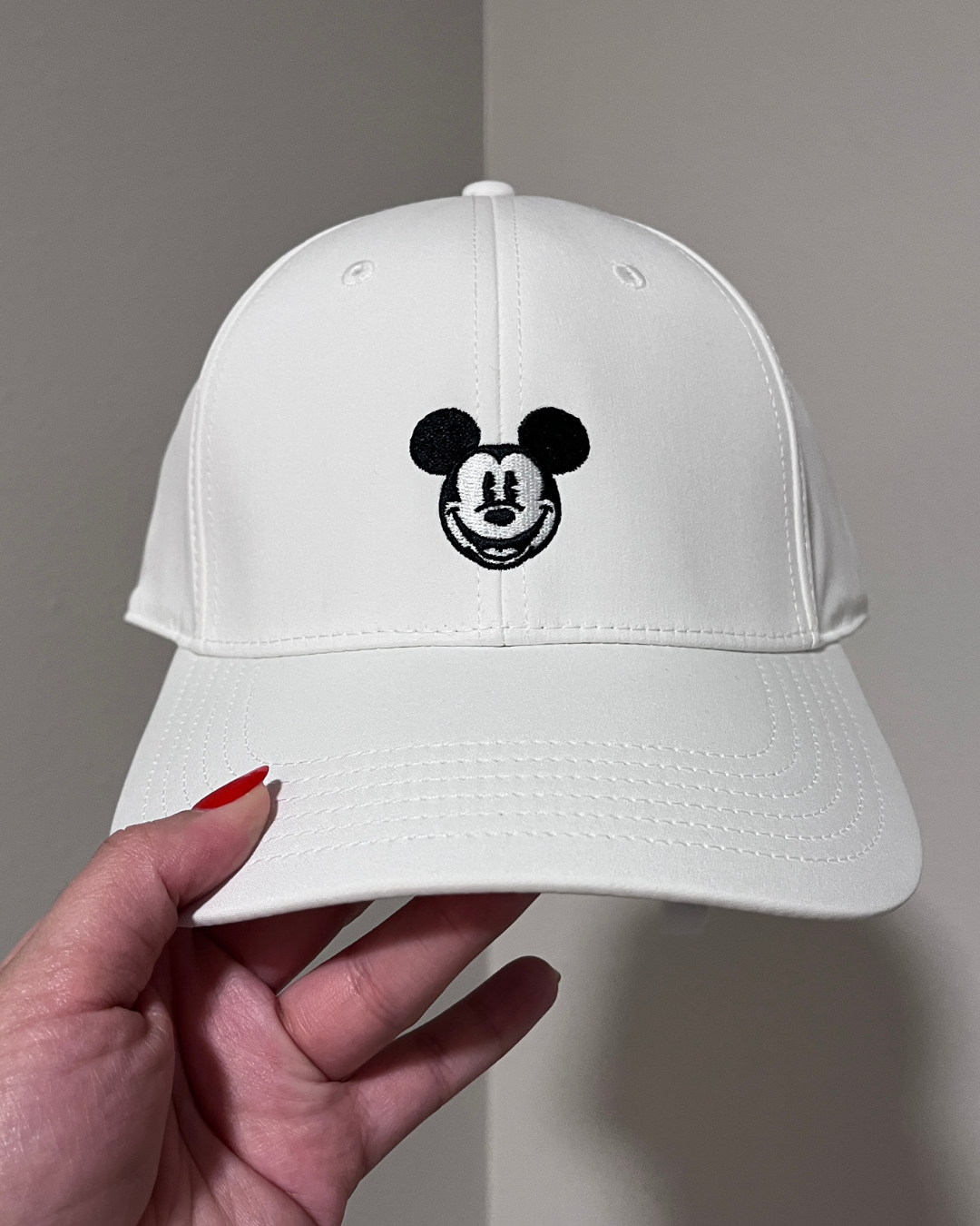 Gorra Blanca con Mickey Mouse bordado en negro